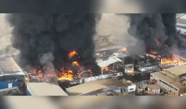 Autoridades despliegan unidades de bomberos ante incendio en fábrica