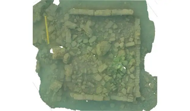 Edificio medieval rectangular construido con ladrillos cocidos. Foto: