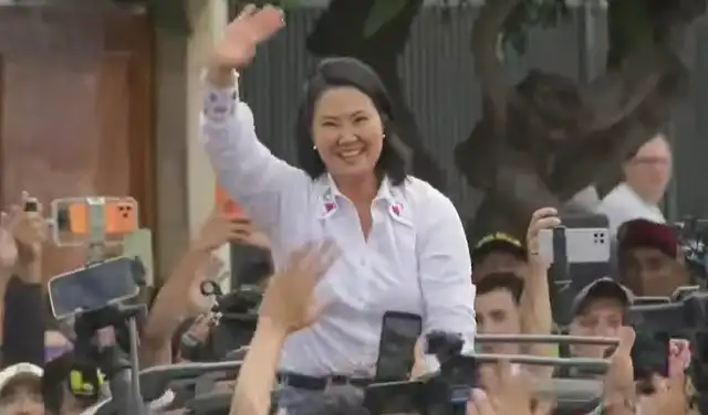Keiko Fujimori saludando antes de retirarse. Foto: TV Perú Keiko Fujimori saludando antes de retirarse. Foto: TV Perú