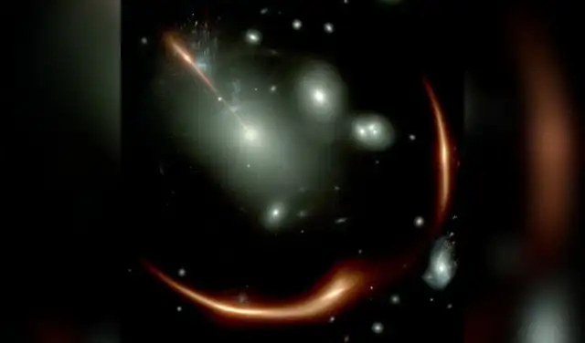 En esta imagen del telescopio espacial James Webb se observa la galaxia MRG-M0138, debido a las lentes gravitacionales que atraviesan un cúmulo de galaxias en primer plano. Foto: NASA / JWST