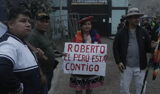 Simpatizantes brindan apoyo al líder de Juntos por el Perú fuera del local. Simpatizantes brindan apoyo al líder de Juntos por el Perú fuera del local.