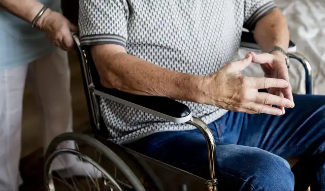 La esclerosis múltiple, enfermedad crónica y degenerativa, afecta principalmente a personas entre 20 y 40 años. La esclerosis múltiple, enfermedad crónica y degenerativa, afecta principalmente a personas entre 20 y 40 años.