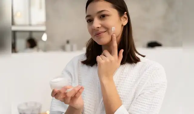Además, el malvavisco se aplica tópicamente para tratar irritaciones de la piel, gracias a sus extractos que disminuyen el enrojecimiento en problemas dermatológicos Además, el malvavisco se aplica tópicamente para tratar irritaciones de la piel, gracias a sus extractos que disminuyen el enrojecimiento en problemas dermatológicos