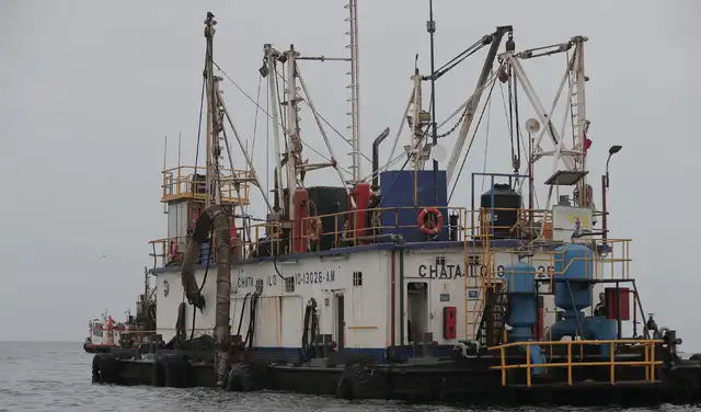Una chata utilizada para la recepción y transferencia de pescado opera frente a la costa de Paracas. Este tipo de infraestructura forma parte de la cadena logística de la pesca industrial. Foto: Marco Cotrina / La República. Una chata utilizada para la recepción y transferencia de pescado opera frente a la costa de Paracas. Este tipo de infraestructura forma parte de la cadena logística de la pesca industrial. Foto: Marco Cotrina / La República.