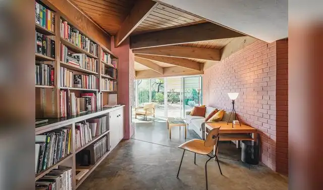 la vivienda presenta innovaciones como superficies acristaladas y paneles móviles para regular la temperatura, muy adelantadas a su época.
