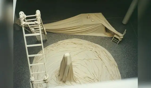 Instalación. “La Scala Infinita”. Galería Lorenzelli, 1998. Imagen: Difusión.