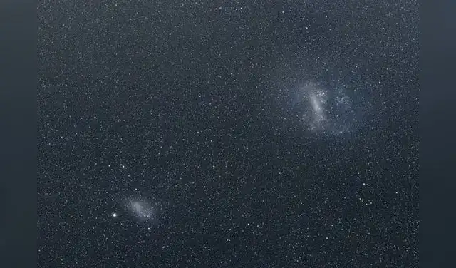 Este mosaico muestra la Gran y Pequeña Nube de Magallanes, visibles en el hemisferio sur como tenues manchas de luz. Foto: A. Mellinger/NASA Este mosaico muestra la Gran y Pequeña Nube de Magallanes, visibles en el hemisferio sur como tenues manchas de luz. Foto: A. Mellinger/NASA