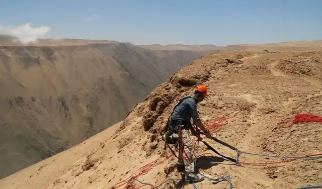 Los investigadores recolectaron guijarros de cuarzo, que resisten la erosión y el desgaste causados ​​por el viento, en diferentes lugares del desierto de Atacama. Foto: B. Ritter-Prinz)