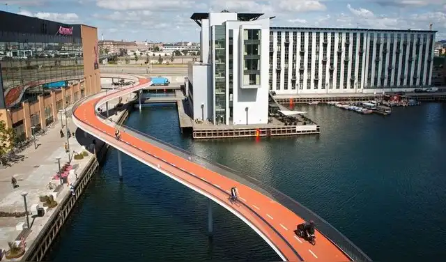 Copenhague se ha consolidado como una de las ciudades más amigables para caminar y utilizar la bicicleta en el mundo. Copenhague se ha consolidado como una de las ciudades más amigables para caminar y utilizar la bicicleta en el mundo.