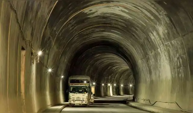 Este ambicioso proyecto no solo mejorará el transporte de mercancías, sino que también impulsará el comercio y el turismo Este ambicioso proyecto no solo mejorará el transporte de mercancías, sino que también impulsará el comercio y el turismo