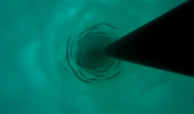 Imagen tomada bajo la capa de hielo del primer experimento chino de perforación de hielo con agua caliente en la Antártida. Foto: CMG Imagen tomada bajo la capa de hielo del primer experimento chino de perforación de hielo con agua caliente en la Antártida. Foto: CMG
