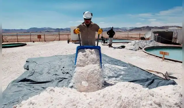 Operación de extracción o procesamiento de minerales en una zona desértica de alta montaña. Operación de extracción o procesamiento de minerales en una zona desértica de alta montaña.