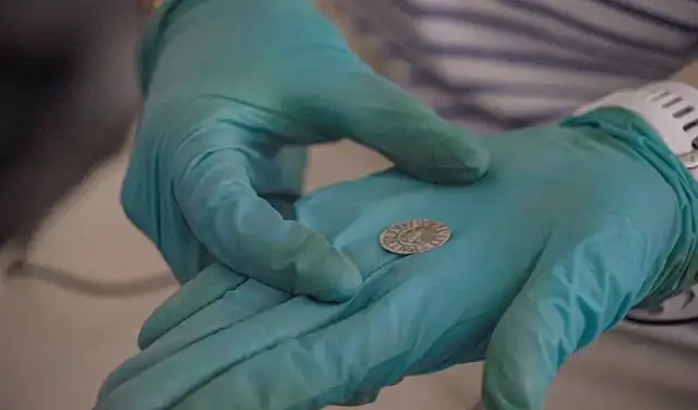 Los arqueólogos encontraron una moneda romana de 1.700 años de antigüedad. Los arqueólogos encontraron una moneda romana de 1.700 años de antigüedad.
