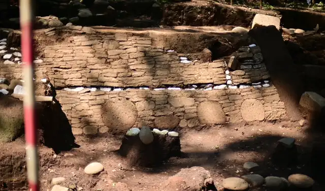 Las ruinas incluyen una plataforma de losas y piedra caliza. Foto: AFP Las ruinas incluyen una plataforma de losas y piedra caliza. Foto: AFP