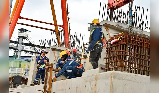 El Puente Mosquera, parte crucial del corredor ferroviario, ya presenta un 54 % de avance, con 112 pilotes y 21 dados de cimentación construidos, y se espera sea finalizado en 2027.