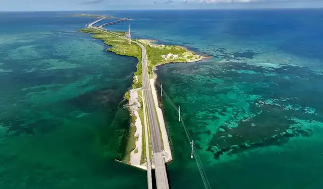 Vistas aéreas de las autopistas Overseas Highways que conectan Miami con los Cayos de Florida. Foto: Tony Shi Photography