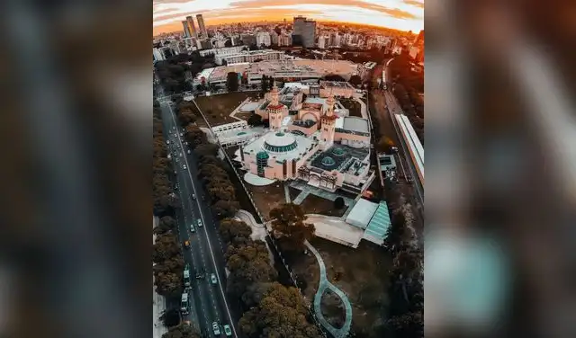 La comunidad musulmana en América Latina destaca con la construcción de la mezquita más grande de la región, el Centro Cultural Islámico Rey Fahd en Buenos Aires. La comunidad musulmana en América Latina destaca con la construcción de la mezquita más grande de la región, el Centro Cultural Islámico Rey Fahd en Buenos Aires.