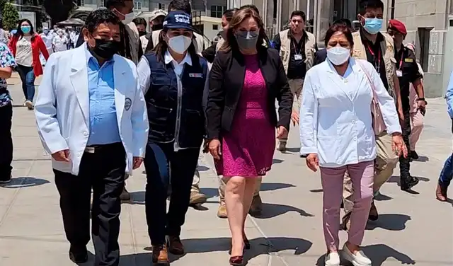 Dina Boluarte y la entonces ministra de Salud, Rosa Gutiérrez, durante una visita al Hospital Loayza en diciembre de 2022, donde Renato Murillo permanecía internado.