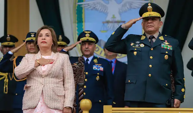 Víctor Zanabria Angulo, exjefe de la Región Policial Lima durante las protestas de diciembre de 2022, junto a la presidenta Dina Boluarte. Foto: Presidencia.