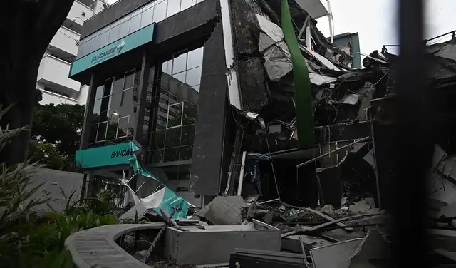Una sucursal del banco Bancaribe resultó dañada tras el movimiento sísmico. Foto: AFP