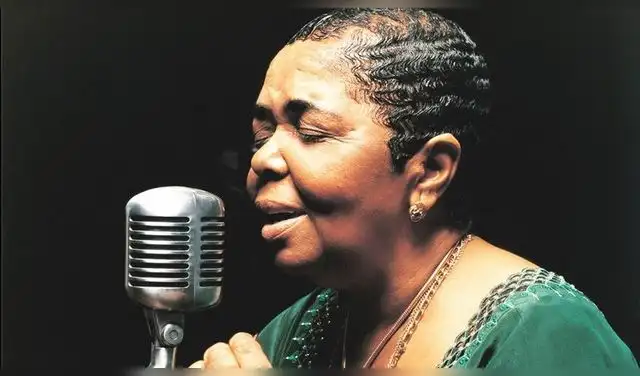 Cesária Évora (1941–2011) fue la cantante caboverdiana más importante de la historia, aclamada mundialmente como la Cesária Évora (1941–2011) fue la cantante caboverdiana más importante de la historia, aclamada mundialmente como la