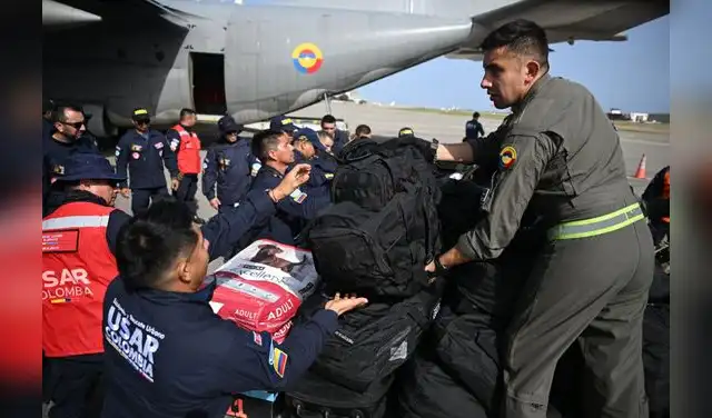 Miembros del equipo colombiano de Búsqueda y Rescate Urbano (USAR) descargan equipo a su llegada al aeropuerto internacional Simón Bolívar en La Guaira
