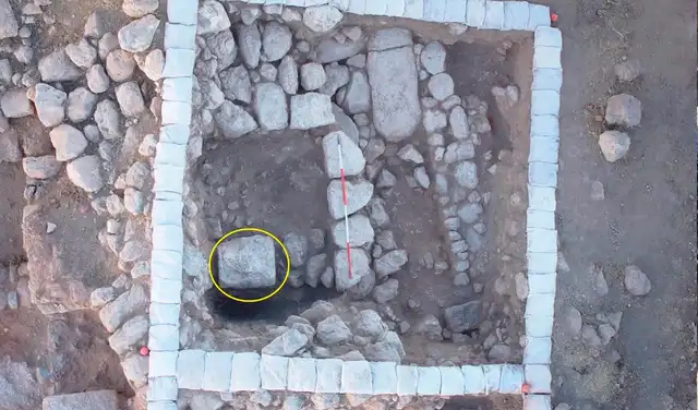Fotografía aérea de la Sala B del Edificio 101 en Tel 'Eton con una gran piedra erguida. Foto: Sky View/Expedición Arqueológica de Tel 'Eton Fotografía aérea de la Sala B del Edificio 101 en Tel 'Eton con una gran piedra erguida. Foto: Sky View/Expedición Arqueológica de Tel 'Eton