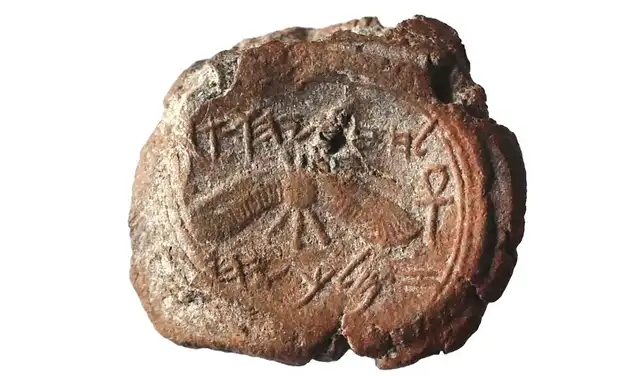 Impresión de un sello del rey Ezequías desenterrada en las excavaciones. Foto: Instituto de Arqueología de la Universidad Hebrea de Jerusalén Impresión de un sello del rey Ezequías desenterrada en las excavaciones. Foto: Instituto de Arqueología de la Universidad Hebrea de Jerusalén