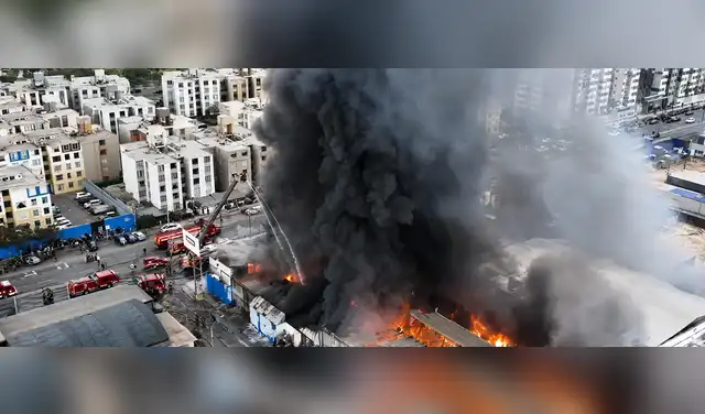 Propagación del incendion afecta predios en la cuadra 9 de la av. Colonial