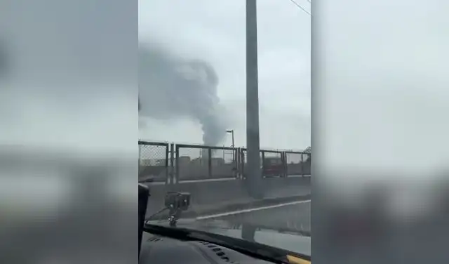 El incendio es visto a kilómetros de distancia