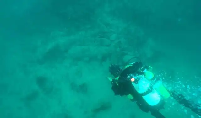 Un buzo sobre el lugar del naufragio, con cañones en el lecho marino. Foto: Fideicomiso del Mar de Arqueología Marítima