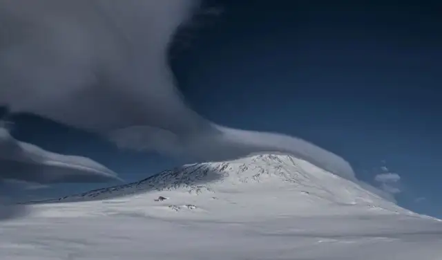 Nubes lenticulares sobre el monte Erebus en la Antártida. Foto: Cavan Images/Alasdair Turner/Cavan Nubes lenticulares sobre el monte Erebus en la Antártida. Foto: Cavan Images/Alasdair Turner/Cavan