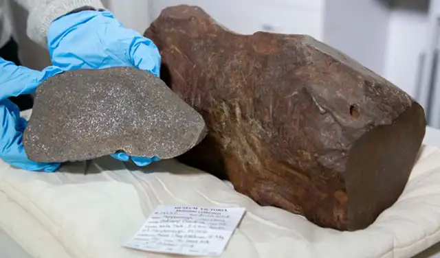 El meteorito de Maryborough, con una losa cortada de la masa. Foto: Museo de Victoria