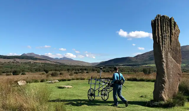 Un investigador utiliza equipos para detectar anomalías bajo la turba en Machrie Moor, Escocia. Foto: Historic Environment Scotland