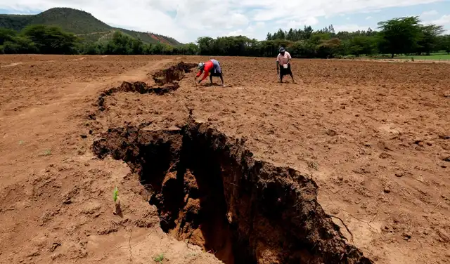 En Kenia apareció una grieta que se cree que es el resultado del deslizamiento de las placas tectónicas. Foto: Thomas Mukoya/Newscom En Kenia apareció una grieta que se cree que es el resultado del deslizamiento de las placas tectónicas. Foto: Thomas Mukoya/Newscom