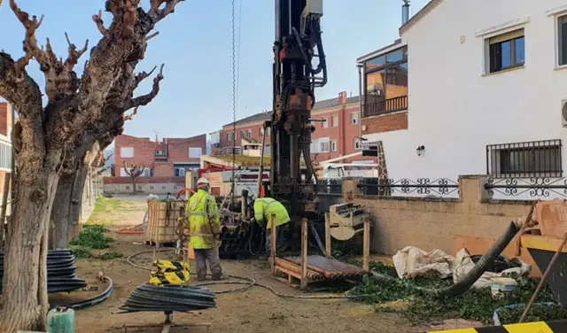 Prospecciones de geotermia superficial en el terreno. Foto: Ajuntamente de Flix Prospecciones de geotermia superficial en el terreno. Foto: Ajuntamente de Flix