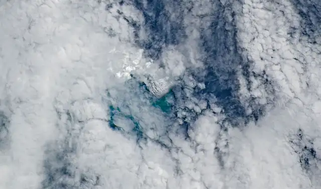 Una erupción submarina al norte de Papúa Nueva Guinea podría estar creando nueva tierra Una erupción submarina al norte de Papúa Nueva Guinea podría estar creando nueva tierra
