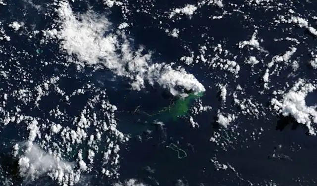 Piedra pómez flotante y agua verdosa y descolorida se extienden hacia el suroeste desde el lugar de la erupción, mientras una columna volcánica blanca se desplaza. Foto: NASA Piedra pómez flotante y agua verdosa y descolorida se extienden hacia el suroeste desde el lugar de la erupción, mientras una columna volcánica blanca se desplaza. Foto: NASA