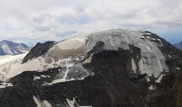 Weißseespitze en 2023: la oscura superficie de su cima evidencia un drástico y alarmante deshielo. Foto: Andrea Fischer Weißseespitze en 2023: la oscura superficie de su cima evidencia un drástico y alarmante deshielo. Foto: Andrea Fischer