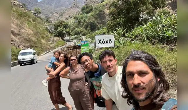 Familia reunida en Santo Antao con los tres hijos, Eneas, Caetano y Mohamed, el nieto Germán y la nuera Beatriz. Foto: La Nación