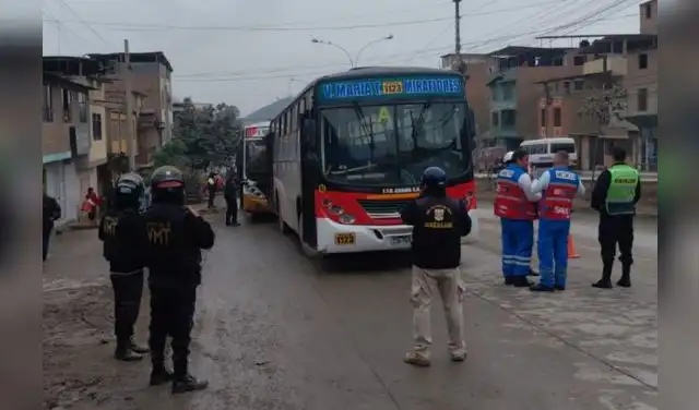 Impacto entre dos buses dejó 13 heridos.