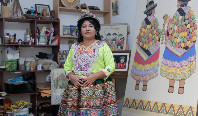 La artista visual Venuca Evanán Vivanco en su taller, donde desarrolla obras inspiradas en la memoria familiar y la tradición de las tablas de Sarhua. Foto: Marco Cotrina / La República.