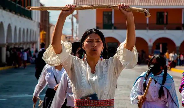 Cada 31 de agosto, Carmen Aroni Salazar encarna a la heroína quechua Ventura Ccalamaqui en la representación histórica de los levantamientos independentistas de Huamanga.