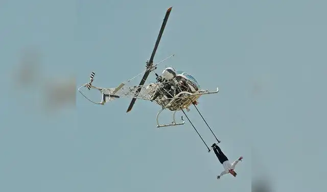 Bello Nock suspendido de un helicóptero. Foto: AFP. Bello Nock suspendido de un helicóptero. Foto: AFP.