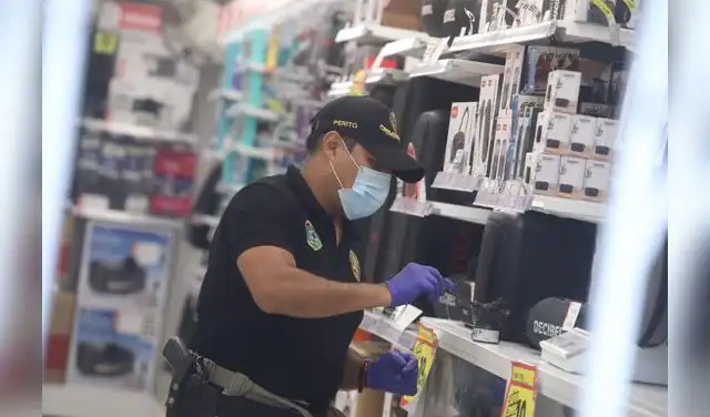 Agentes de la PNP iniciaron diligencias para investigar el intento de robo en tienda de Los Olivos Agentes de la PNP iniciaron diligencias para investigar el intento de robo en tienda de Los Olivos