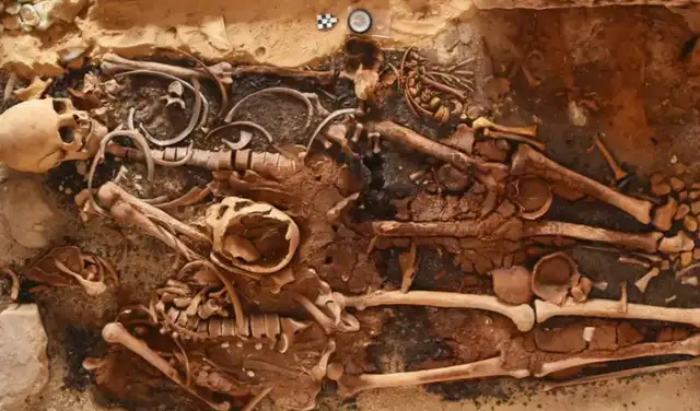 En el yacimiento se desenterraron al menos dos esqueletos humanos. Foto: Ministerio de Turismo y Antigüedades de Egipto En el yacimiento se desenterraron al menos dos esqueletos humanos. Foto: Ministerio de Turismo y Antigüedades de Egipto