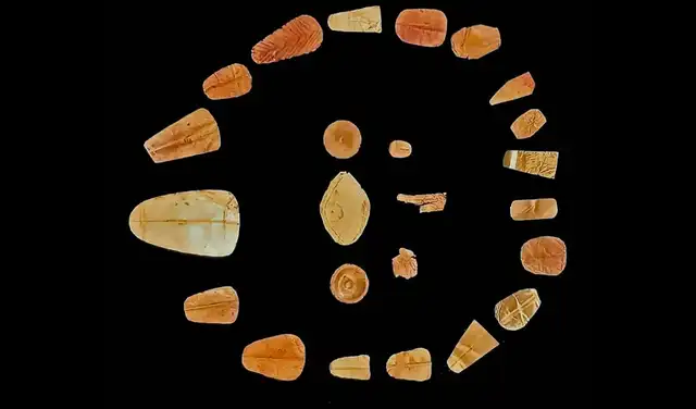 Algunas de las lenguas de oro descubiertas en el interior de las tumbas. Foto: Ministerio de Turismo y Antigüedades de Egipto Algunas de las lenguas de oro descubiertas en el interior de las tumbas. Foto: Ministerio de Turismo y Antigüedades de Egipto