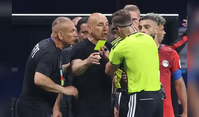 Hossam Hassan reclamó de forma eufórica que analicen una falta a Mohamed Salah previo al tercer gol de Argentina. Foto: AFP  