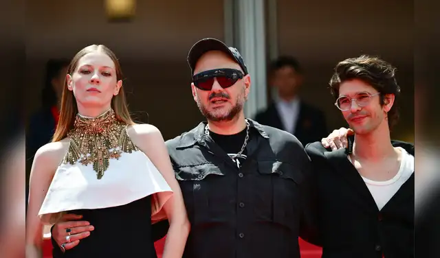 La actriz rusa Viktoria Miroshnichenko, el director ruso Kirill Serebrennikov y el actor británico Ben Whishaw en el Festival de Cine de Cannes 2024. Foto: AFP.
