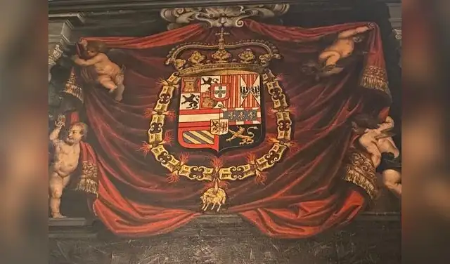 Escudo de la Monarquía española en la ciudad de Oudenaarde, Bélgica. Foto: Javier Rubio/Voz Populi